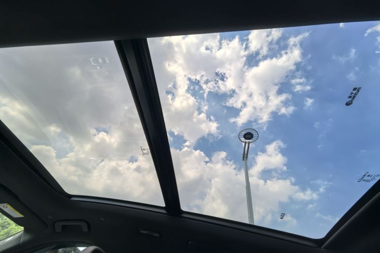 领克09 EM-P 2023款 2.0TD EM-P 远航版PM 七座中控内饰7010