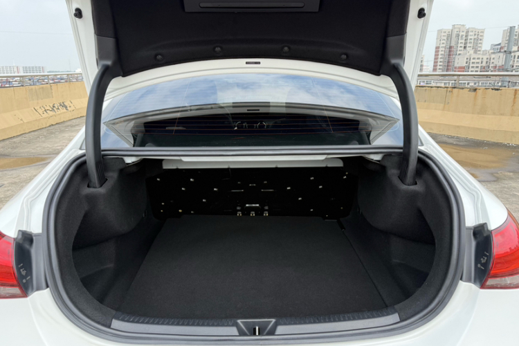 奔驰A级 2021款 A 180 L 运动轿车局部细节23