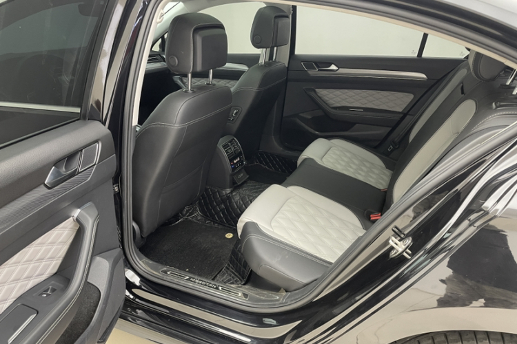 大众 迈腾 2023款 200万辆纪念版 330TSI DSG领先型中控内饰7011