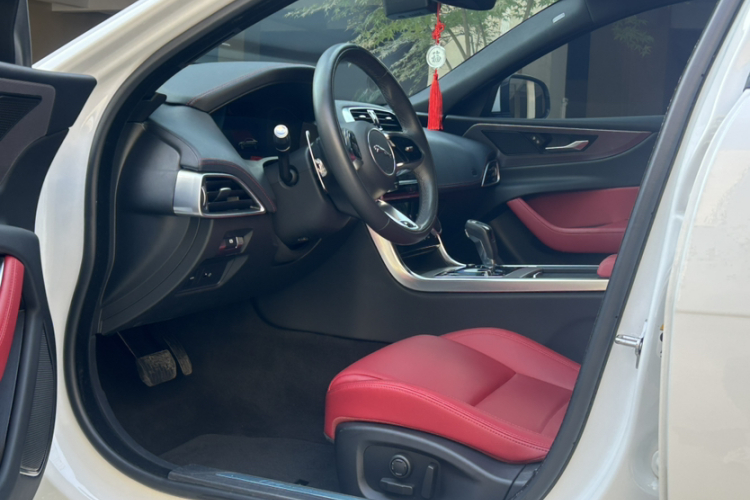 捷豹XEL 2022款 2.0T 250PS R-DYNAMIC S进取运动版中控内饰7003