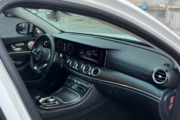 奔驰E级 2018款 改款 E 200 L 运动型 4MATIC中控内饰7009