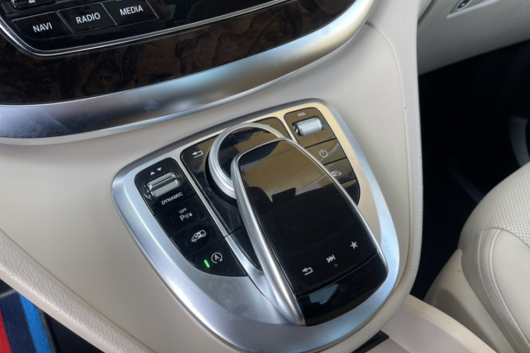 奔驰V级 2018款 V 260 L 尊贵加长版 国VI中控内饰7002