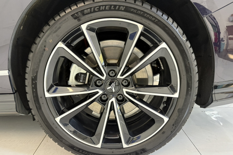 岚图汽车 岚图追光 2024款 PHEV 四驱超长续航旗舰版车身外观6006