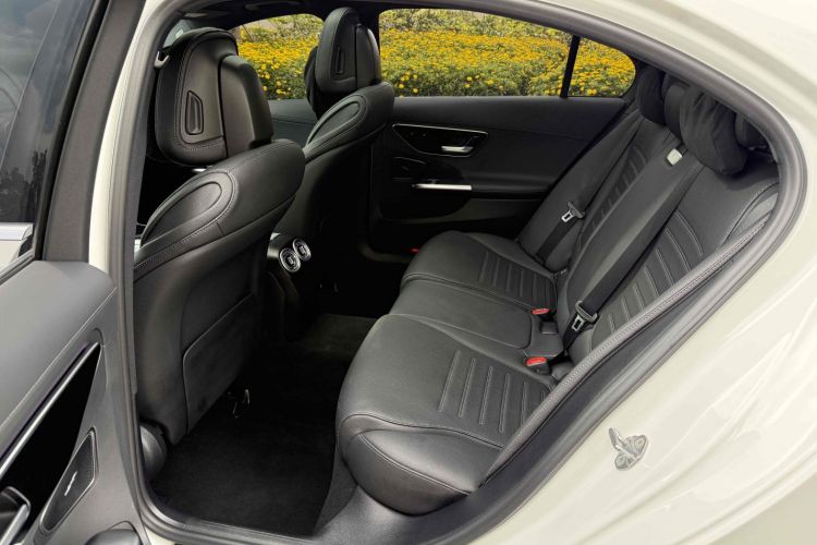 奔驰C级 2023款 改款 C 260 L 运动版中控内饰7006