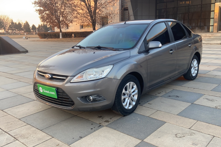 福特 福克斯 2013款 三厢经典 1.8L 手动基本型车身外观1