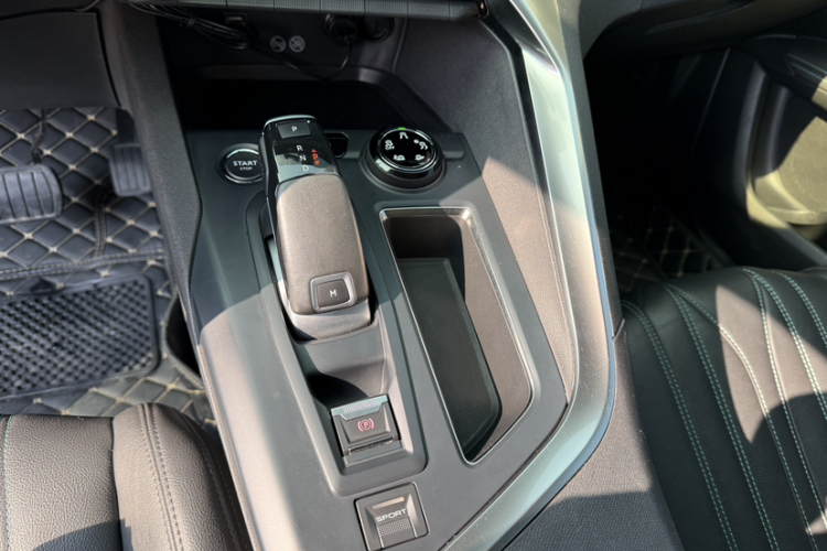 标致4008 2021款 360THP 科技版中控内饰7006