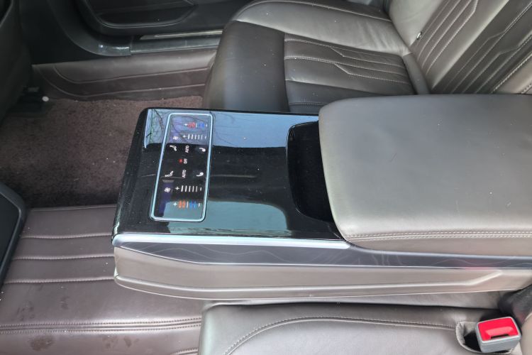 奥迪A8 2019款 A8L 50 TFSI quattro 舒适型中控内饰7008