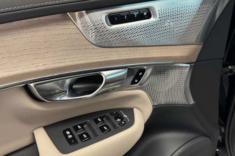 沃尔沃XC90新能源 2025款 改款 T8 智尊豪华版 7座中控内饰7004