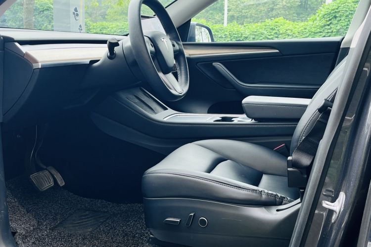 特斯拉 Model Y 2021款 长续航全轮驱动版中控内饰7001