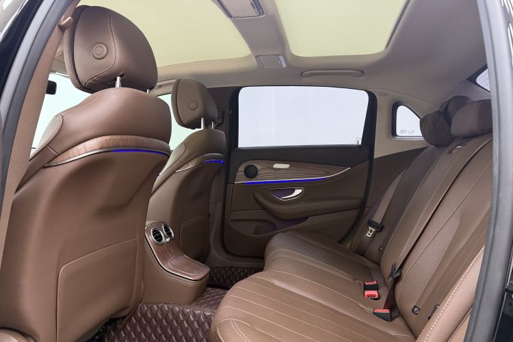 奔驰E级 2023款 改款 E 300 L 时尚型中控内饰7005