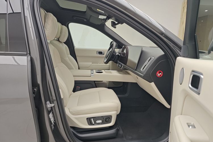 理想汽车 理想L9 2022款 Max中控内饰7009