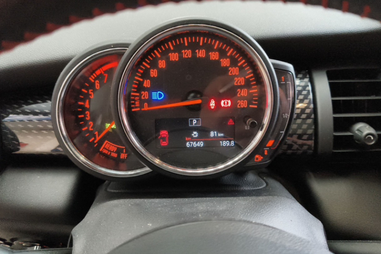 MINI 2019款 2.0T COOPER S 经典派 五门版中控内饰15