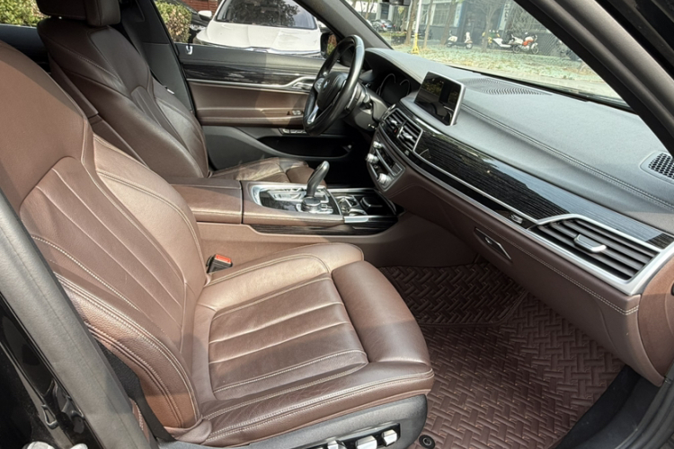 宝马7系 2018款 730Li 领先型 M运动套装中控内饰7005