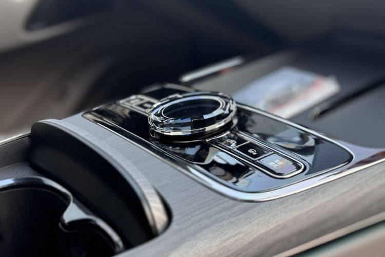 吉利银河 银河星耀8 2025款 130km EM-i 尊贵版中控内饰7006