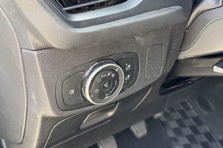 福特 福克斯 2019款 两厢 1.5L 手动锋跃型 国V中控内饰7014