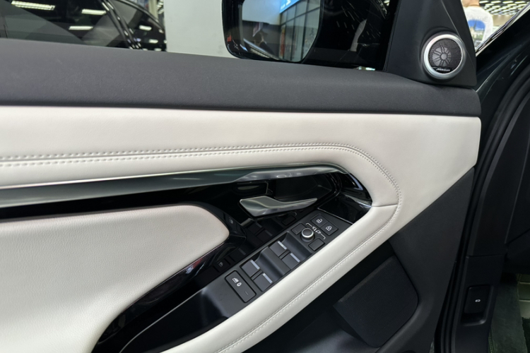 路虎 揽胜极光 2021款 极光L 249PS R-Dynamic First edition 首发版中控内饰7008