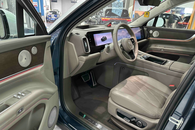 鸿蒙智行 问界M9 2024款 增程 Ultra版 52kWh 5座版中控内饰7003