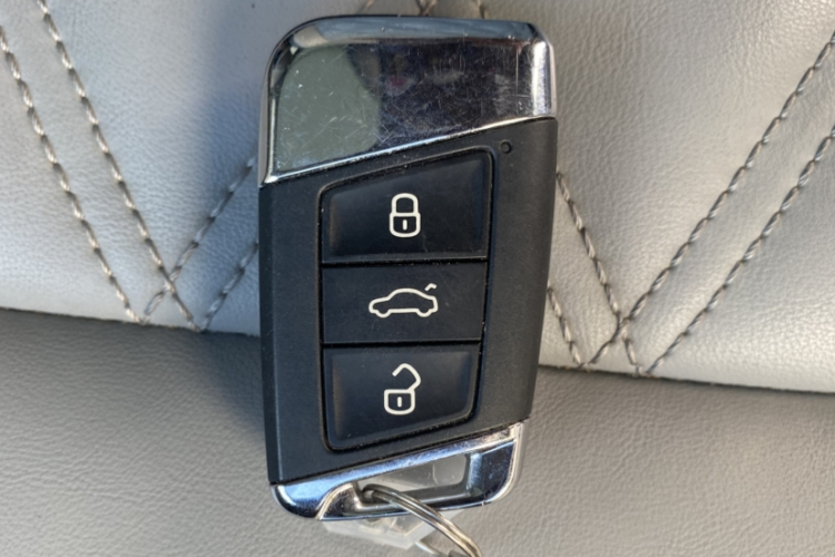 大众 迈腾 2023款 200万辆纪念版 280TSI DSG领先型中控内饰7001