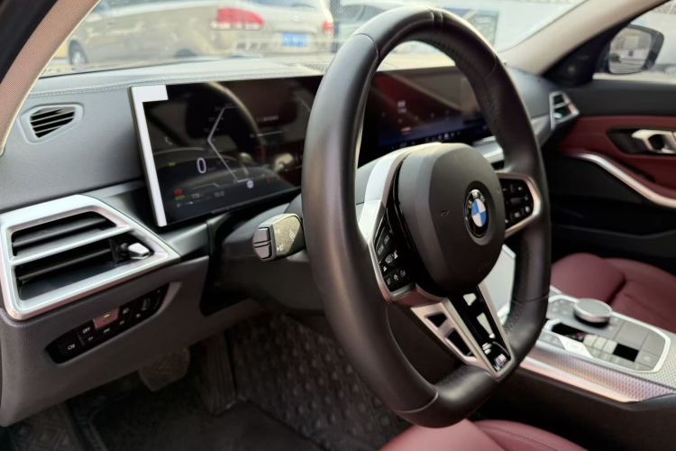 宝马3系 2025款 330Li M运动曜夜套装中控内饰7012