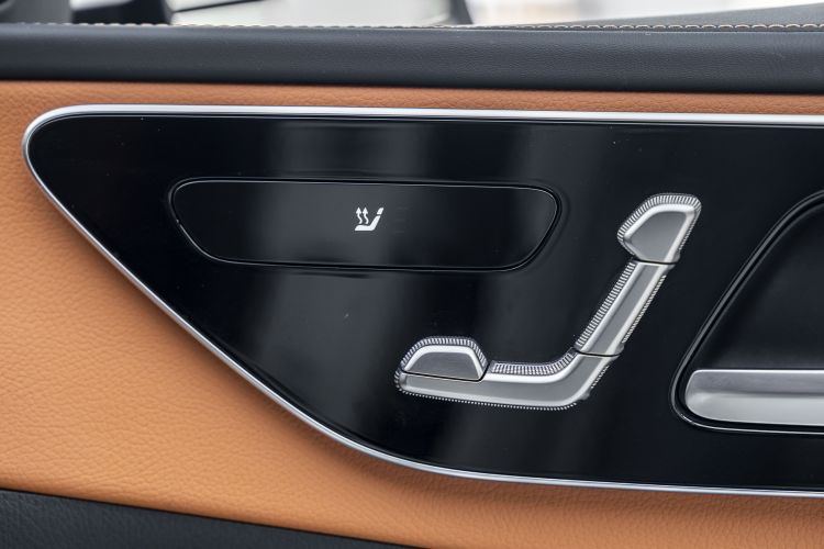 奔驰C级 2023款 改款 C 200 L 运动版局部细节9004