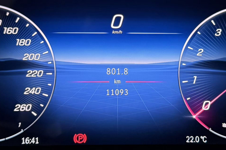 奔驰C级 2025款 C 260 L 皓夜运动版中控内饰15