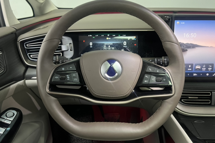 腾势D9 2022款 DM-i 970 四驱旗舰型中控内饰7013