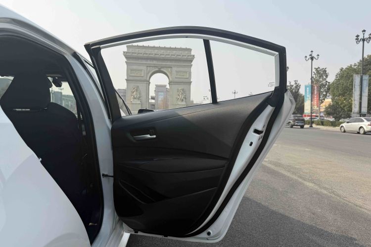 丰田 雷凌 2022款 双擎 1.8H E-CVT豪华版中控内饰7013