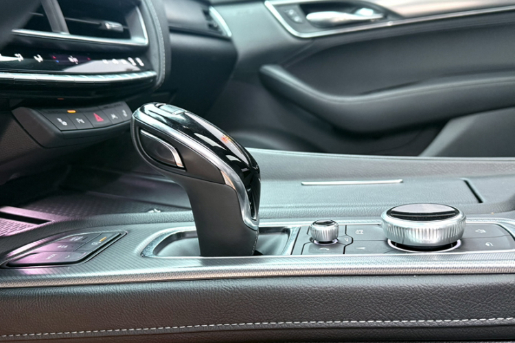 凯迪拉克CT5 2024款 28T 豪华型Pro中控内饰7010