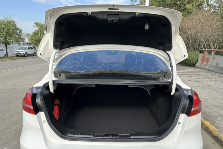 福特 福克斯 2017款 三厢 1.6L 自动风尚型智行版局部细节23