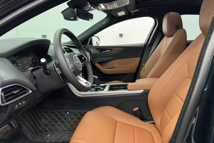 捷豹XEL 2024款 2.0T 250PS R-DYNAMIC S进取运动版中控内饰7003