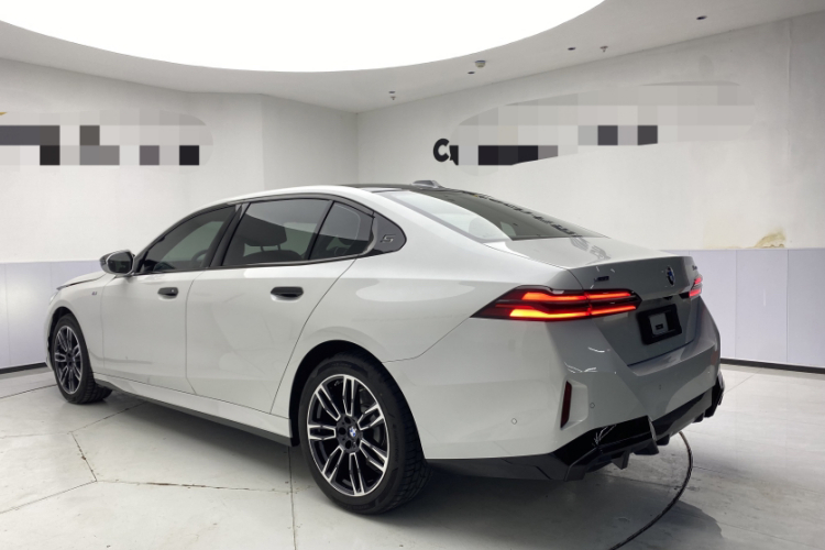 宝马5系 2025款 530Li 领先型 M运动套装车身外观6004