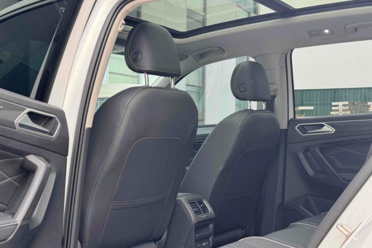 大众 途观L 2024款 出众款 330TSI 自动两驱R-Line龙耀版中控内饰7012