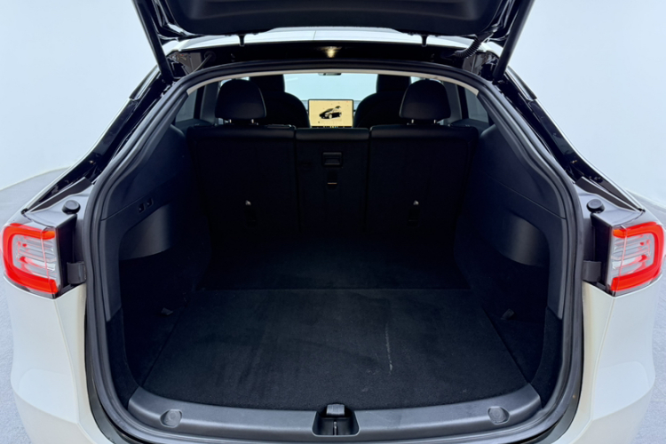 特斯拉 Model Y 2022款 长续航全轮驱动版中控内饰7004