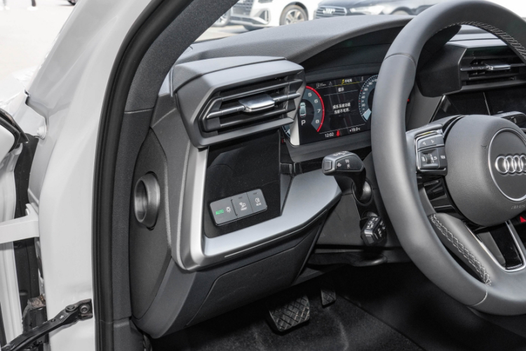 奥迪A3 2024款 A3L Limousine 35 TFSI 时尚运动型中控内饰7002