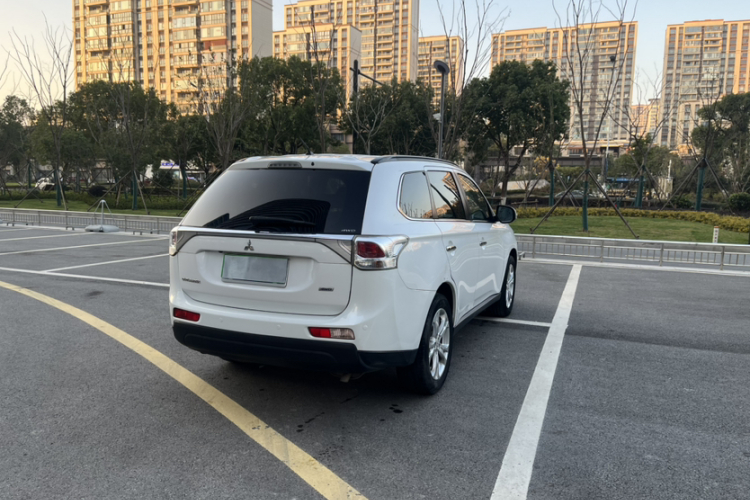 三菱 欧蓝德(进口) 2013款 2.4L 四驱豪华导航版 7座车身外观6007