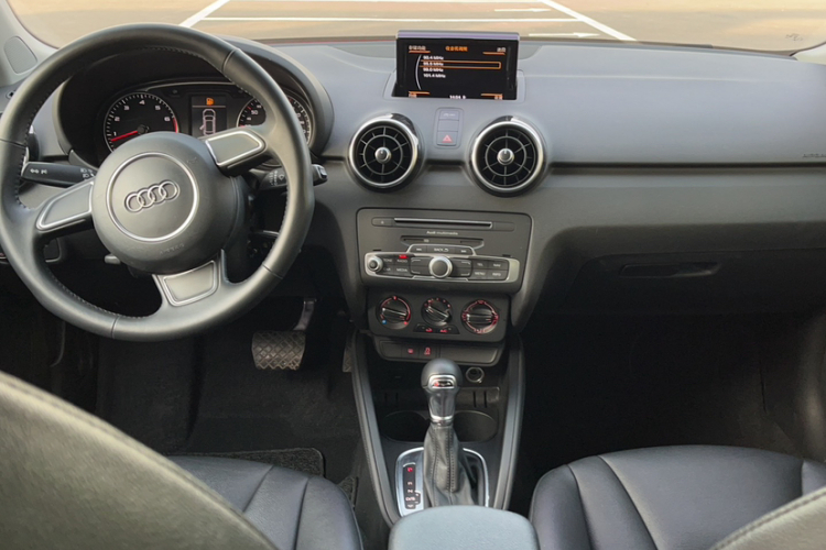 奥迪A1 2016款 30 TFSI Sportback Design风尚版中控内饰7004