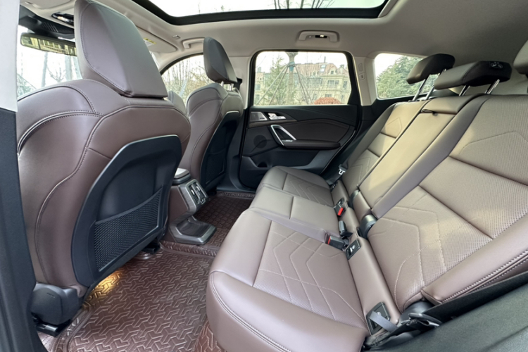 宝马iX1 2023款 xDrive30L X设计套装中控内饰7002