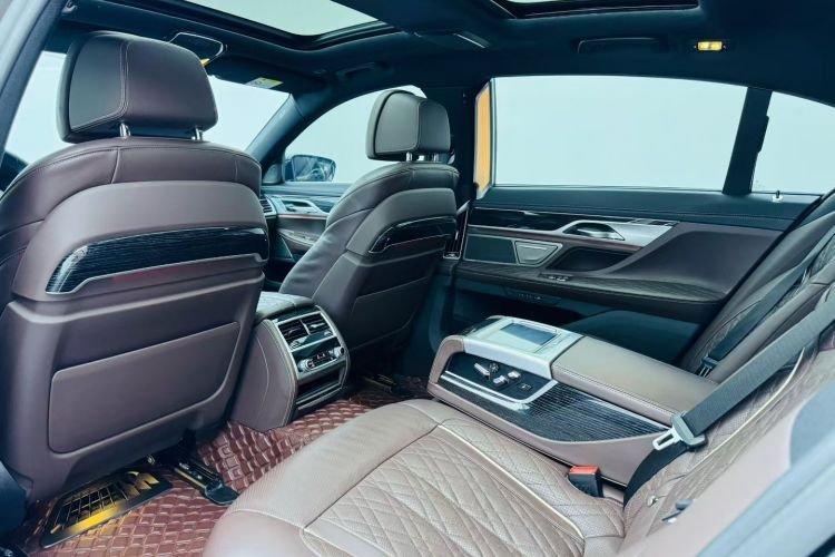 宝马7系 2021款 740Li 领先型 M运动套装中控内饰7002