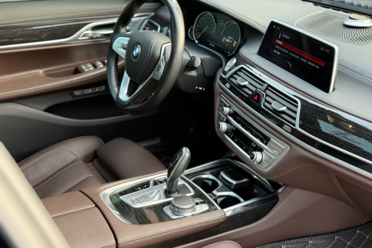 宝马7系 2018款 730Li 领先型 M运动套装中控内饰7003