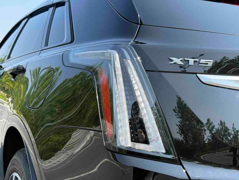 凯迪拉克XT5 2023款 2.0T 四驱尊贵型（至臻版）(2)