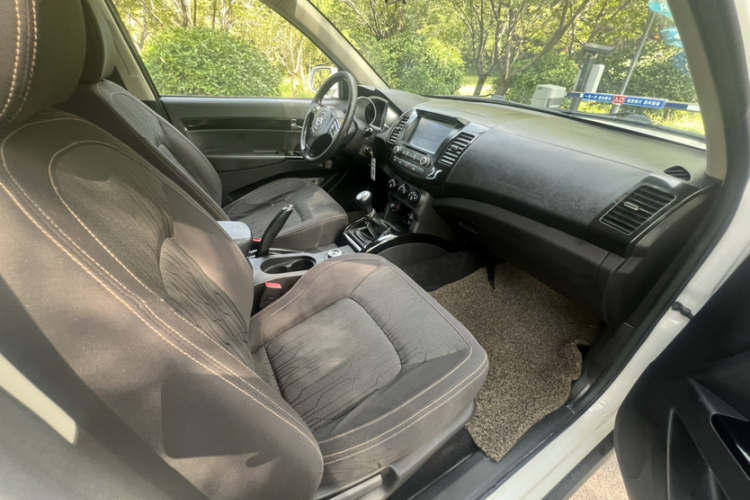 陆风X8 2014款 探索版 2.4L 汽油4X4豪华型中控内饰7011