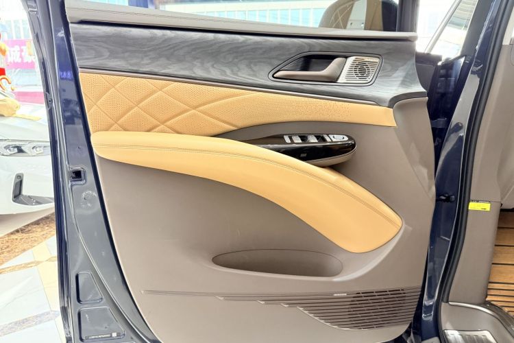 腾势D9 2022款 DM-i 1040 尊贵型中控内饰7013