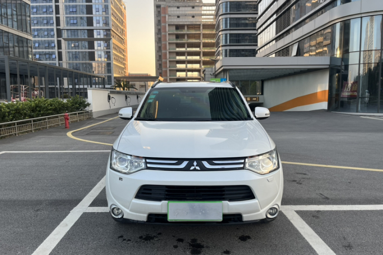 三菱 欧蓝德(进口) 2013款 2.4L 四驱豪华导航版 7座车身外观6008