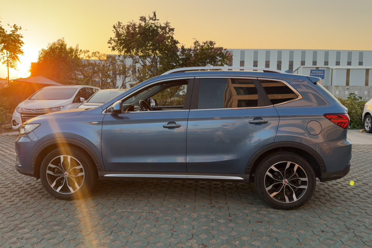 荣威RX5 2016款 20T 两驱自动互联网智享版车身外观6005