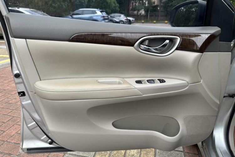 日产 轩逸 2012款 1.6XL CVT豪华版中控内饰7006