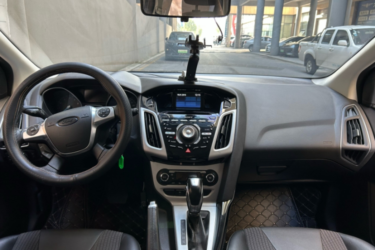 福特 福克斯 2012款 两厢 2.0L 自动豪华运动型中控内饰7001