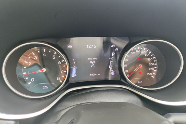 Jeep 指南者 2020款 220T 自动精英版中控内饰15