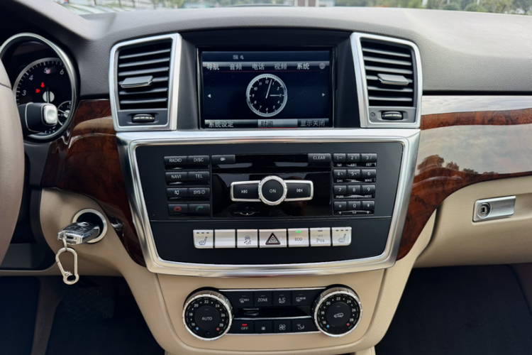 奔驰M级 2014款 ML 400 4MATIC动感型局部细节16