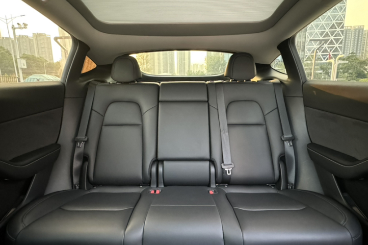 特斯拉 Model Y 2022款 改款 后轮驱动版中控内饰7001