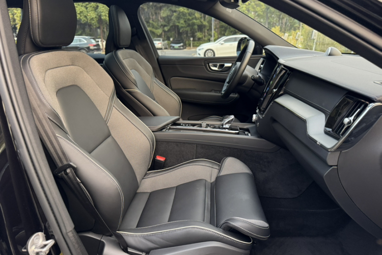 沃尔沃XC60新能源 2025款 插电式混动 长续航四驱智远极夜黑版局部细节41